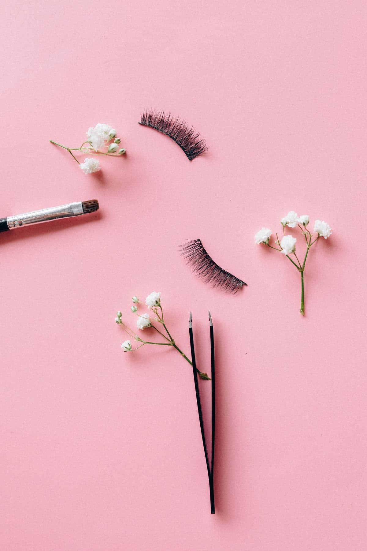 Natural-look lash fibers and application tools